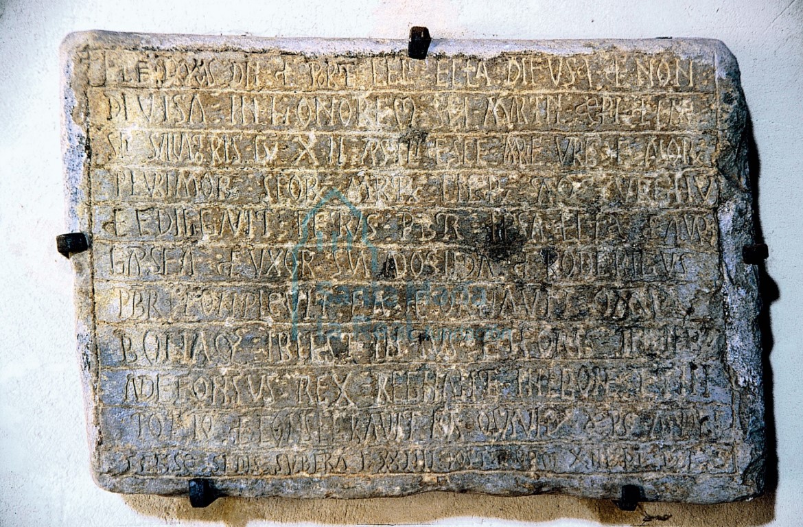 Lapida de pizarra con inscripción