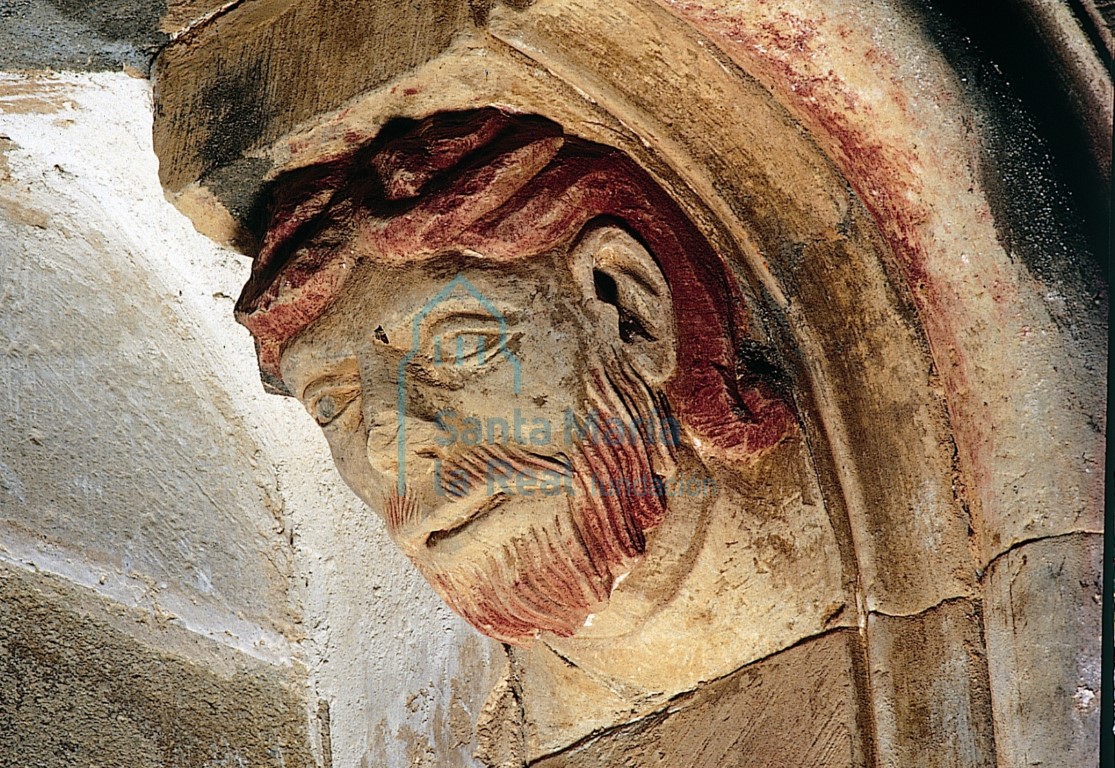 Detalle de la portada del claustro