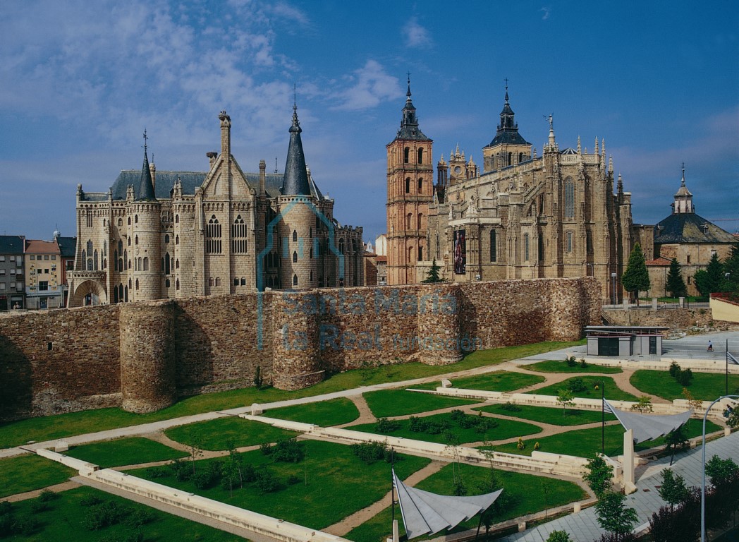 Vista general de la catedral, palacio episcopal y muralla