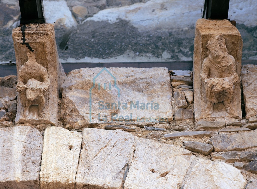 Detalle de los canecillos del antiguo tejaroz de la portada septentrional