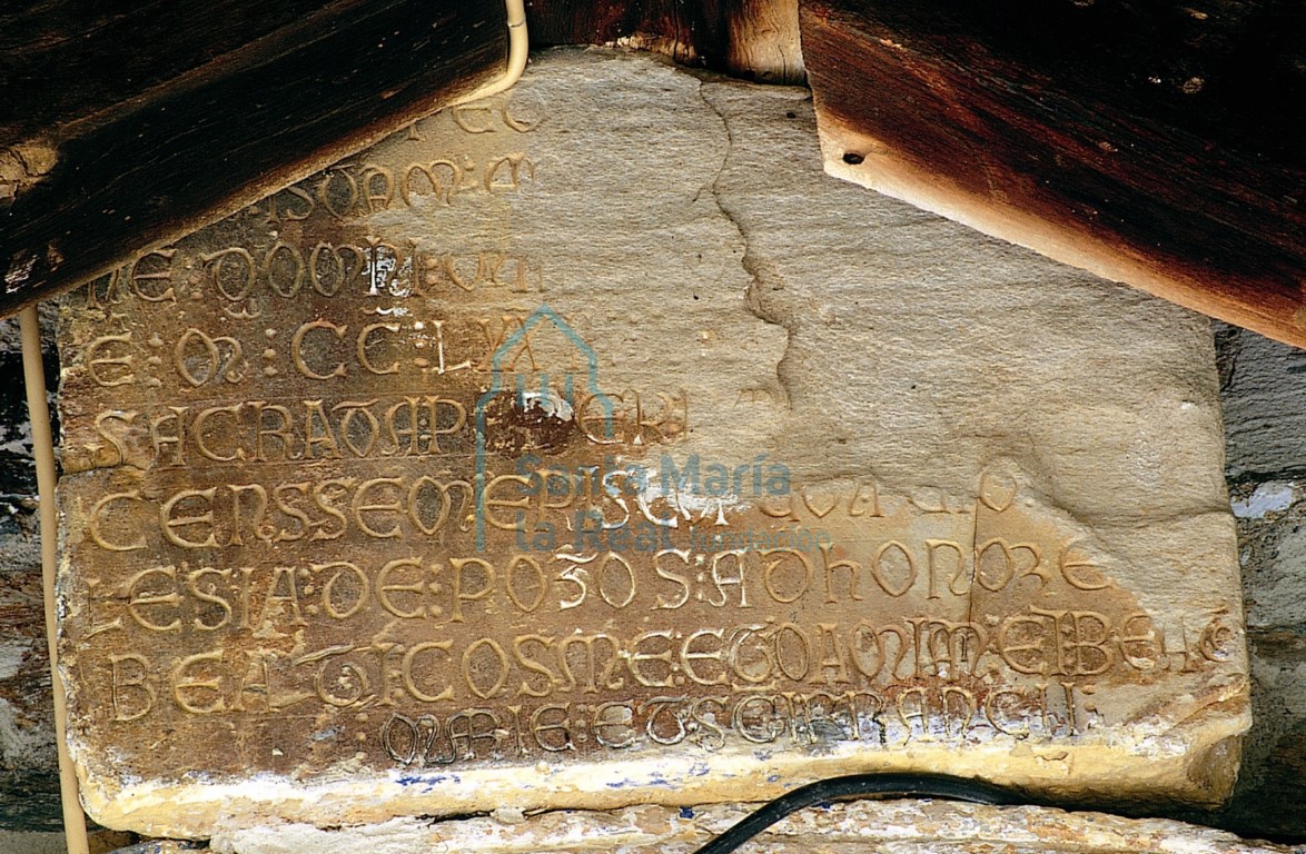 Inscripción de una lapida encima de la portada sur