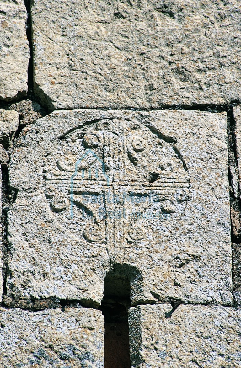 Cruz grabada en la torre