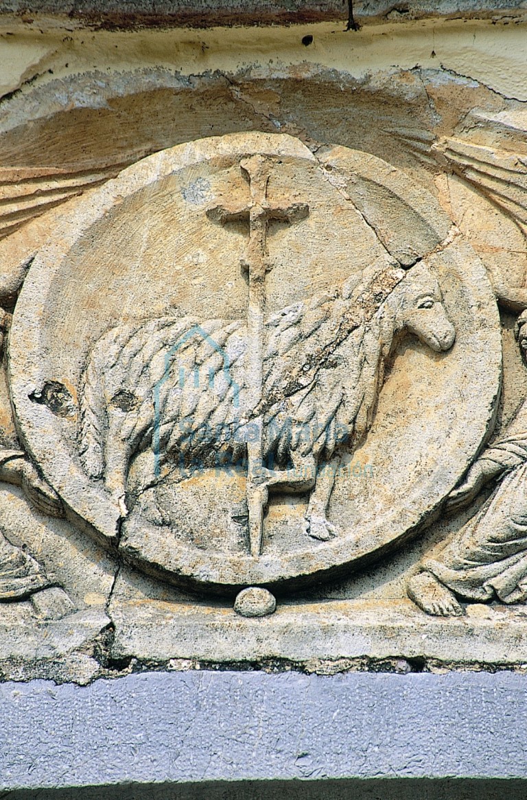 Detalle del tímpano de Agnus Dei