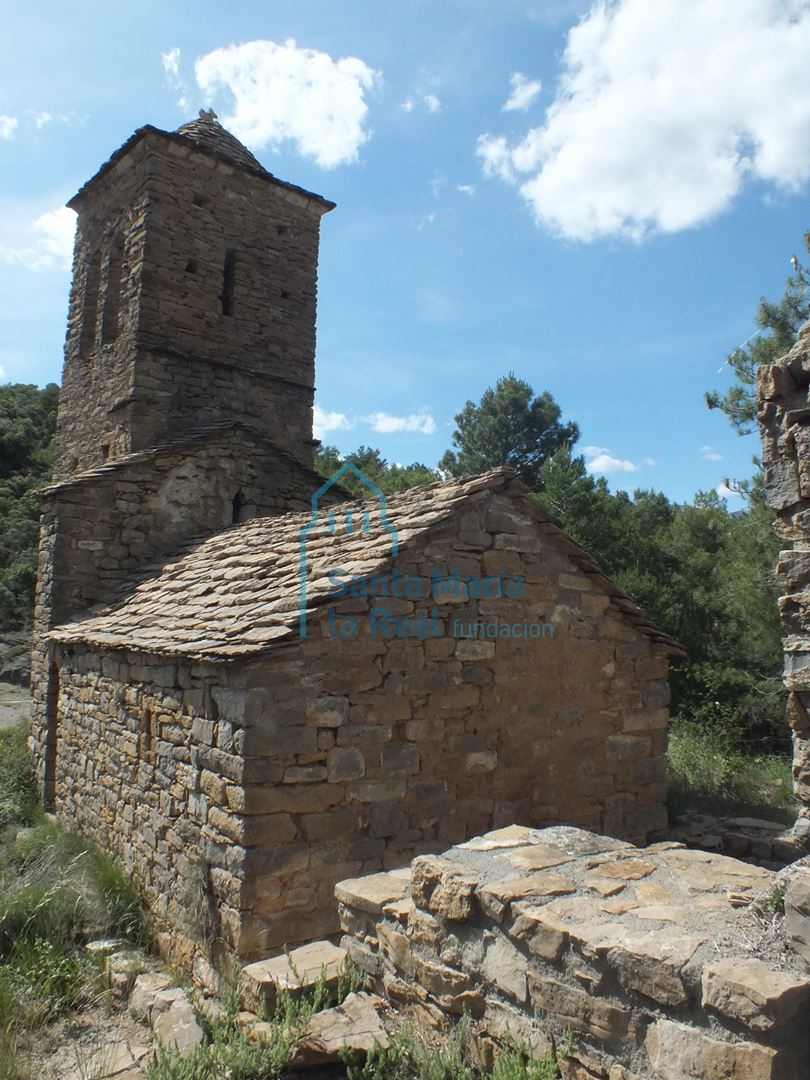 Torre, fachada occidental y capilla moderna 