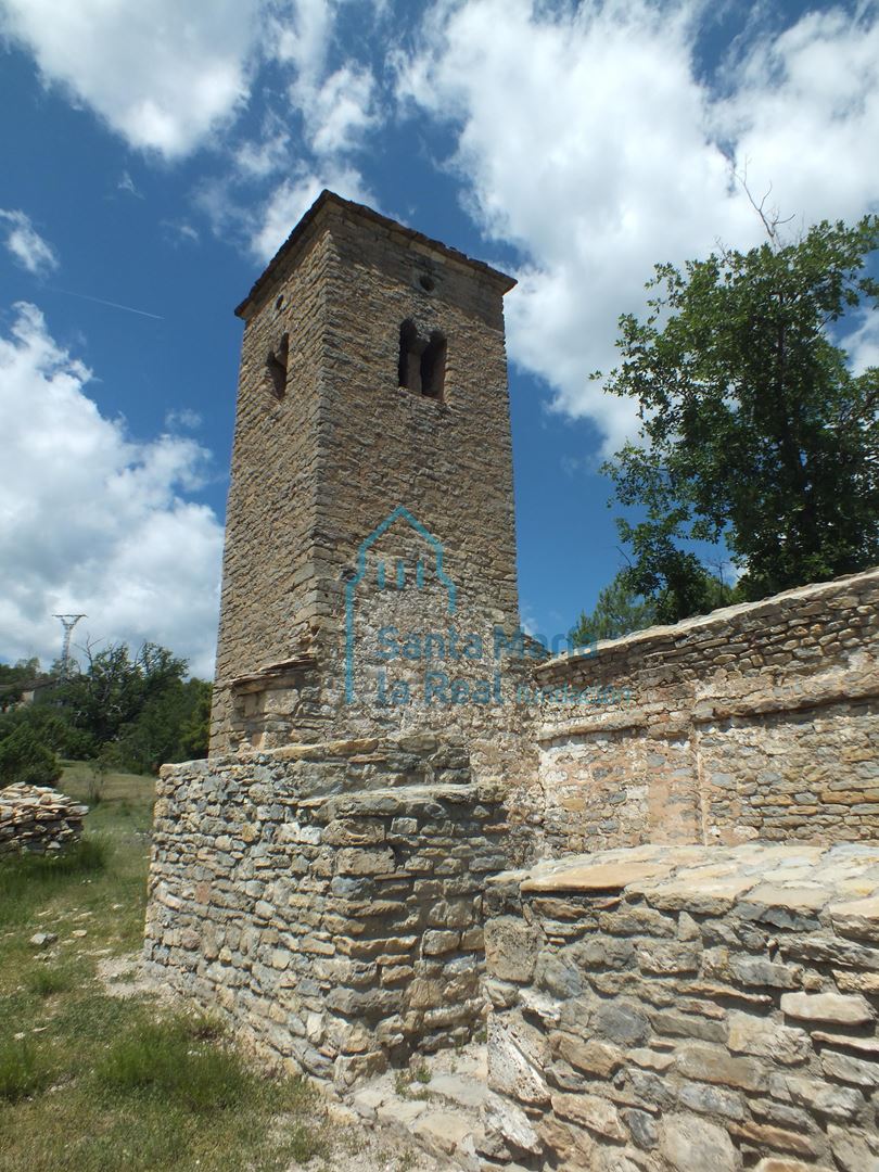 Torre, restos de puerta y de los pies de la nave