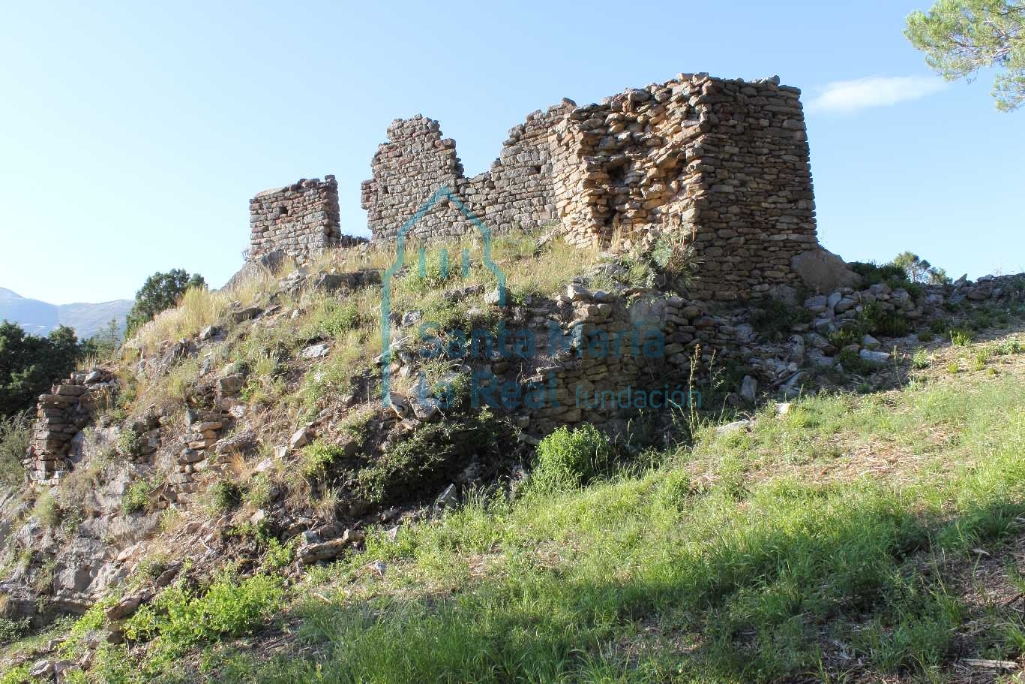 Restos del castillo y de la iglesia