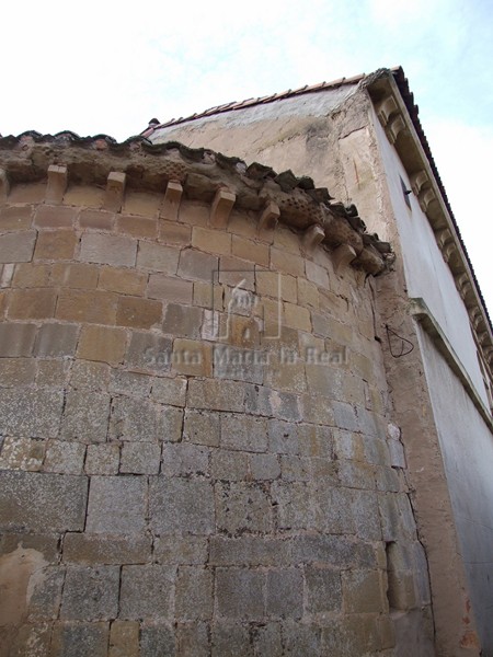 Detalle de la cornisa del ábside