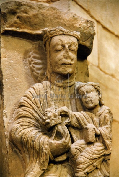 Detalle del altorrelieve de la Virgen con el Niño