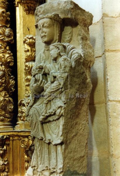 Altorrelieve de la Virgen con el Niño