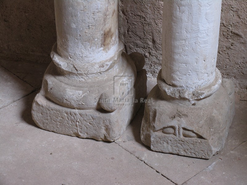 Basas de dos columnas de la antigua catedral románica