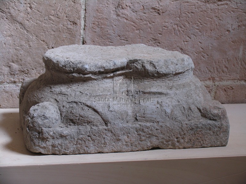Basa de una columna de la antigua catedral románica
