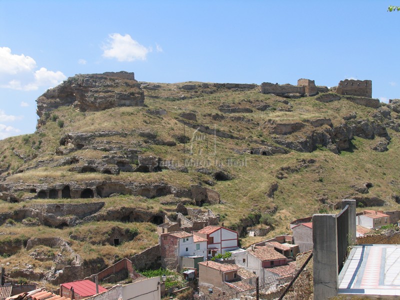 Vistas del castillo y de las cuevas de Cervera desde la ermita, lugar donde tuvo lugar la leyenda de la imagen