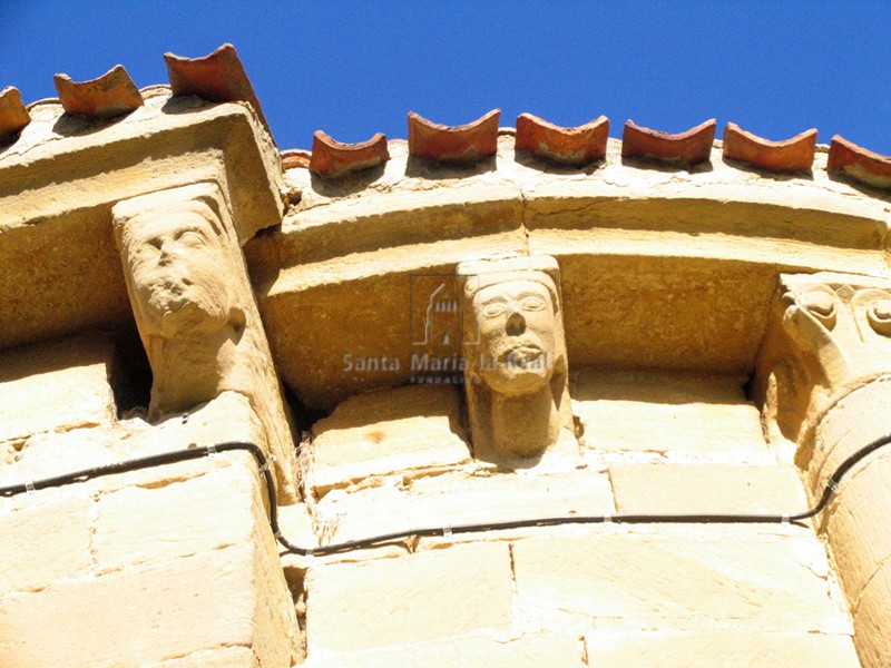 Canecillos y capiteles del ábside