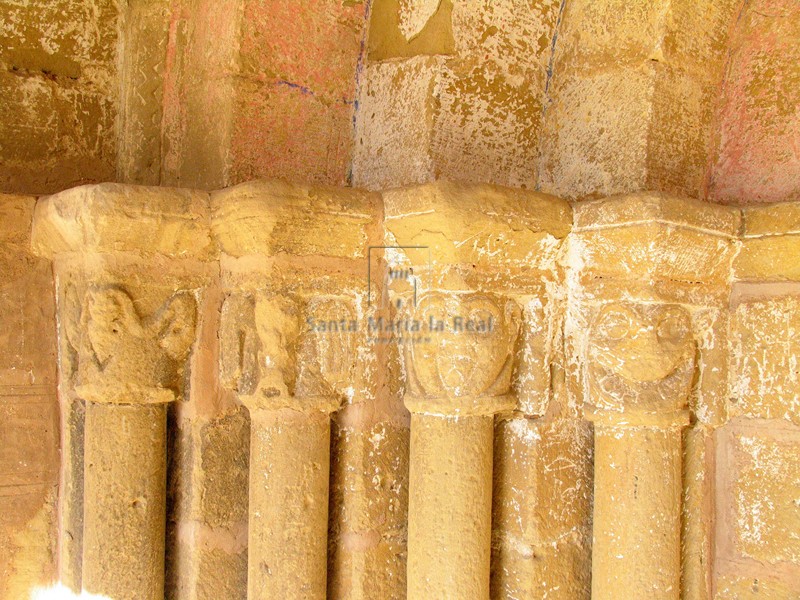 Capiteles del lado izquierdo de la portada