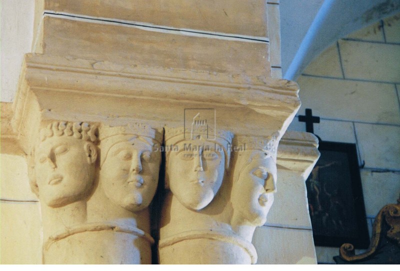 Capitel del arco triunfal en el lado de la epístola