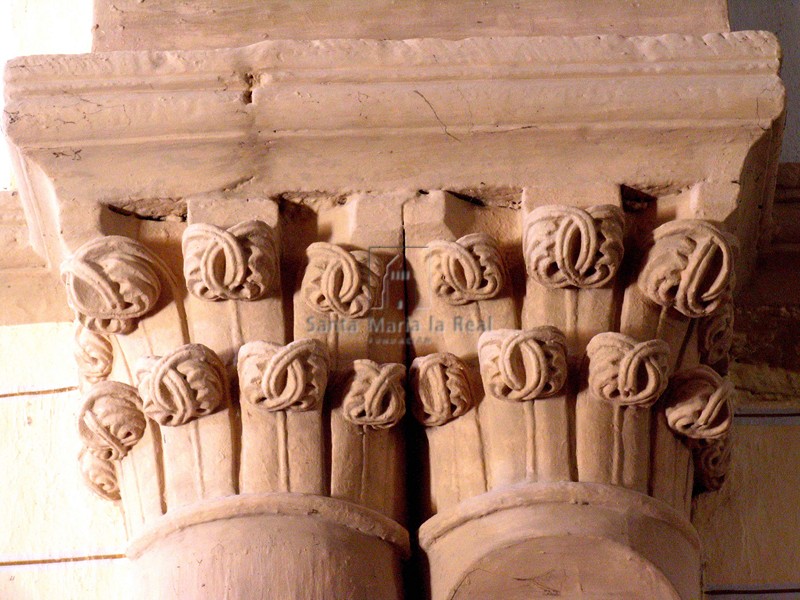 Capitel del arco triunfal en el lado de la epístola