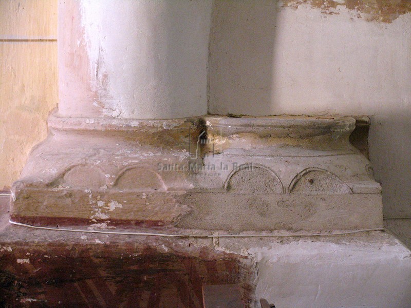 Basas de la columna del arco triunfal del lLado del evangelio