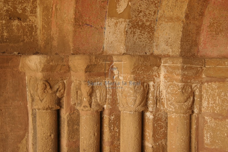 Capiteles del lado izquierdo de la portada