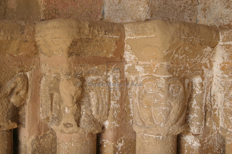 Capiteles del lado izquierdo de la portada