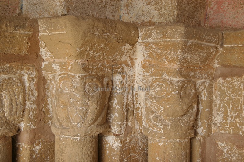 Capiteles del lado izquierdo de la portada