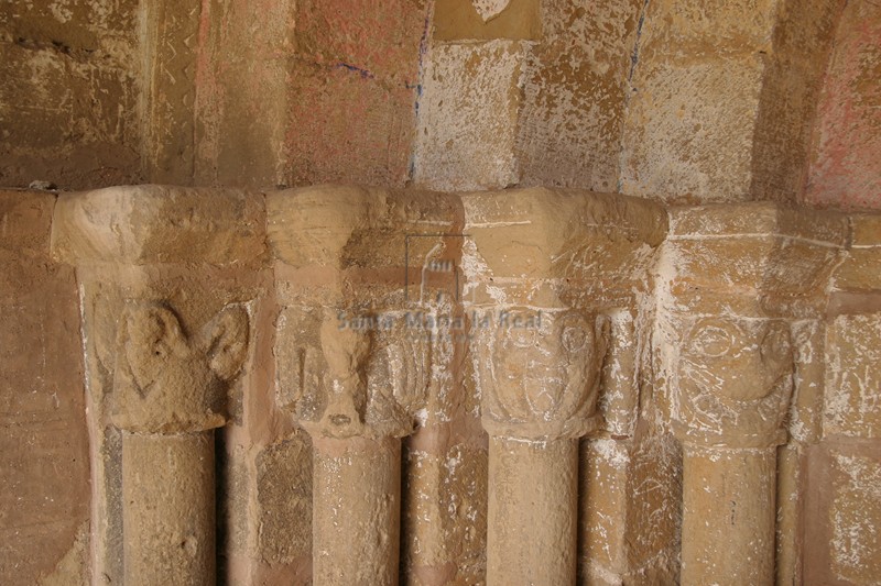 Capiteles del lado izquierdo de la portada