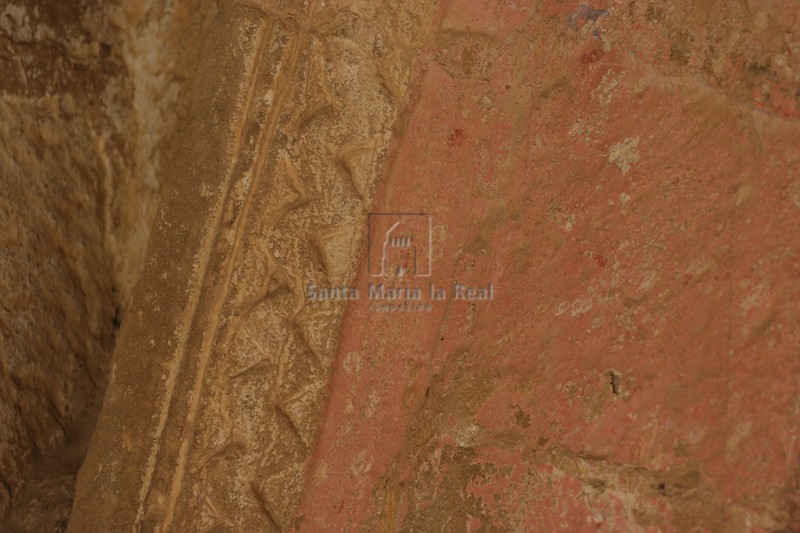 Detalle de una de las arquivoltas de la portada