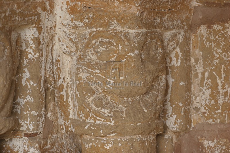 Detalle de uno de los capiteles de la portada