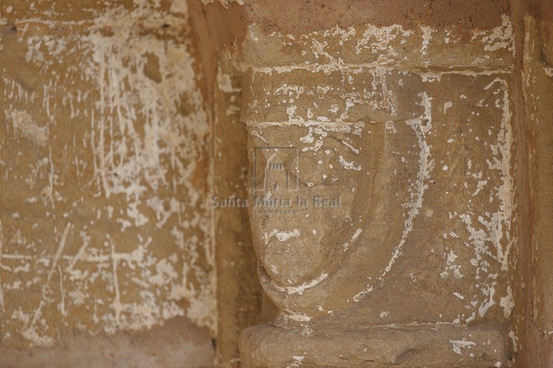 Detalle de uno de los capiteles de la portada