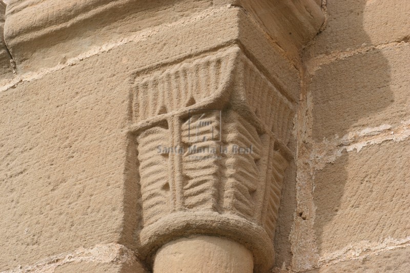 Capitel de una columna de uno de los vanos