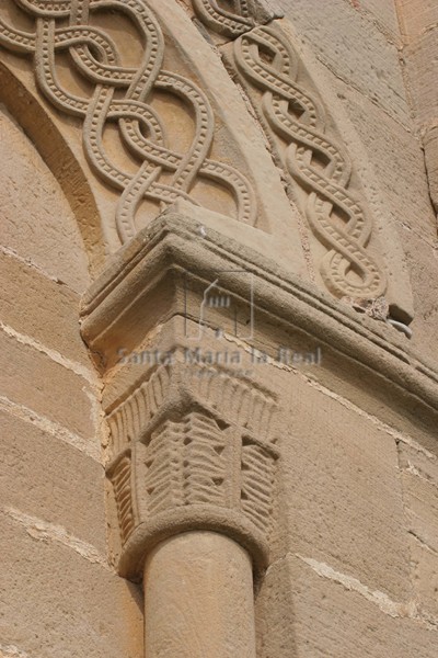 Capitel de una columna de uno de los vanos