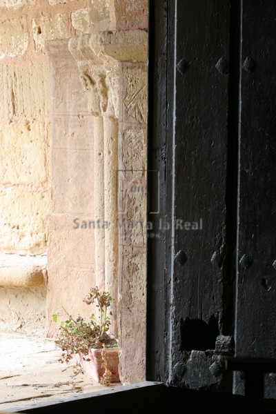 Capiteles de la portada desde el interior