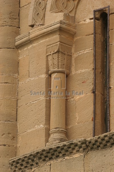 Columnilla de una de las ventanas del ábside