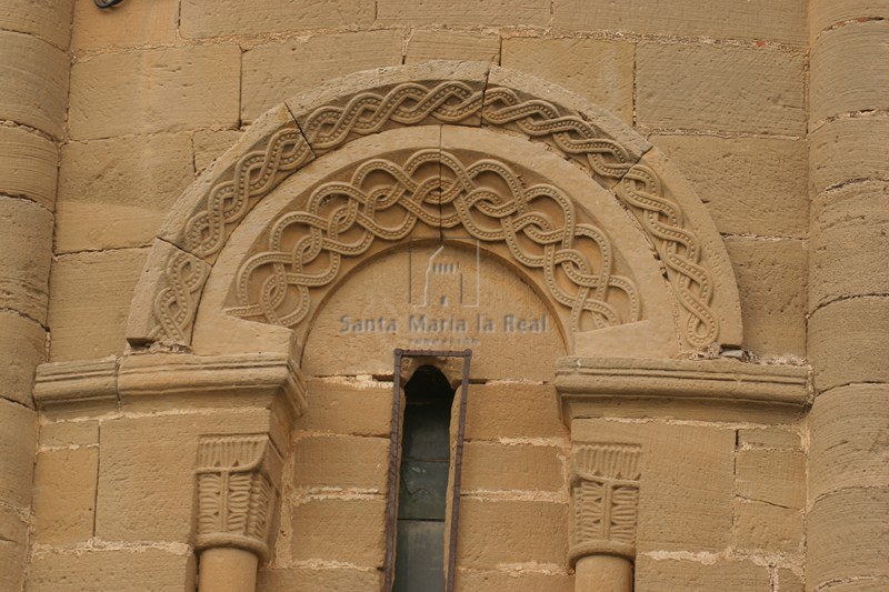 Detalle de una de las ventanas del ábside