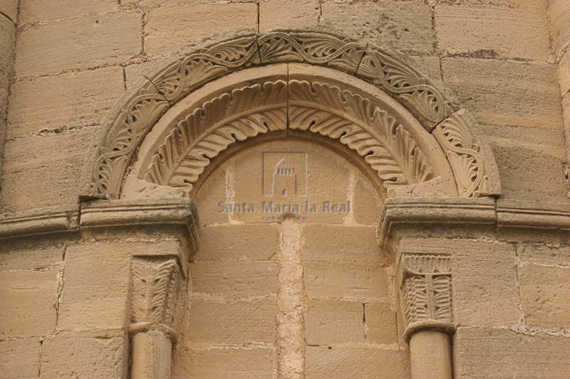 Detalle de una de las ventanas del ábside
