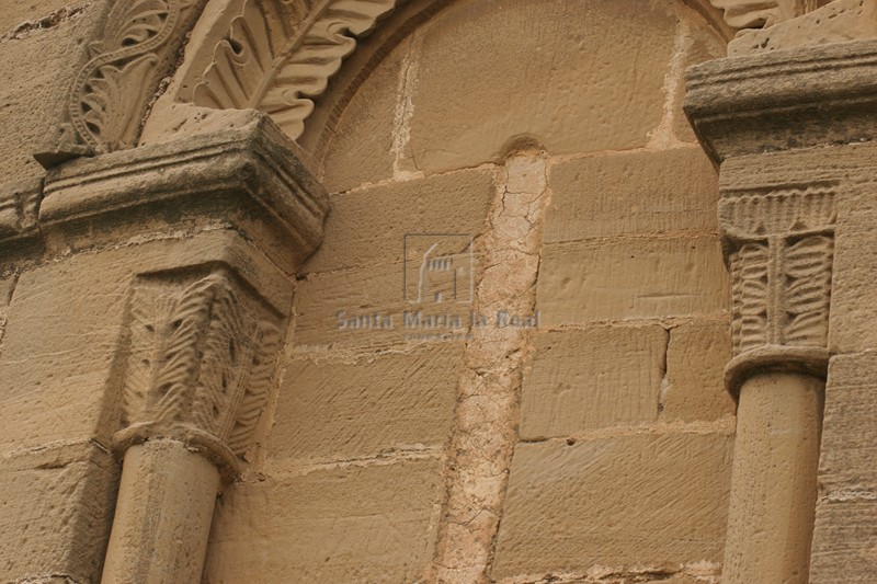 Detalle de una de las ventanas del ábside