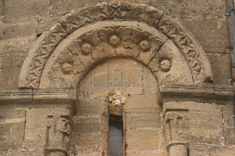 Detalle de una de las ventanas del ábside