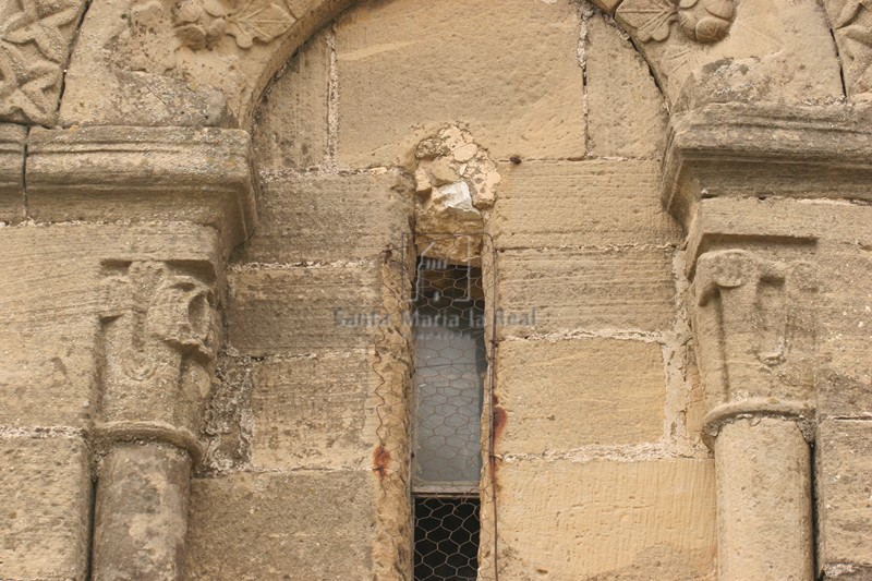 Detalle de una de las ventanas del ábside