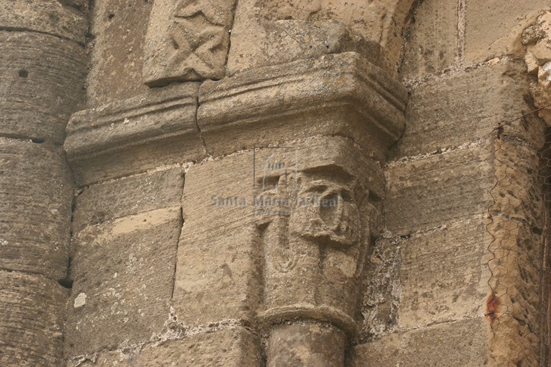Capitel de una de las ventanas del ábside