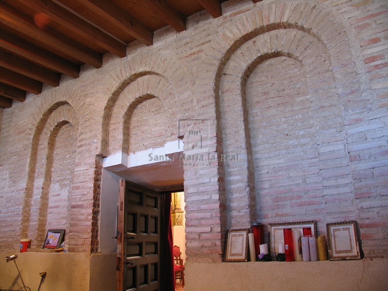 Arquerías del ábside en la sacristía