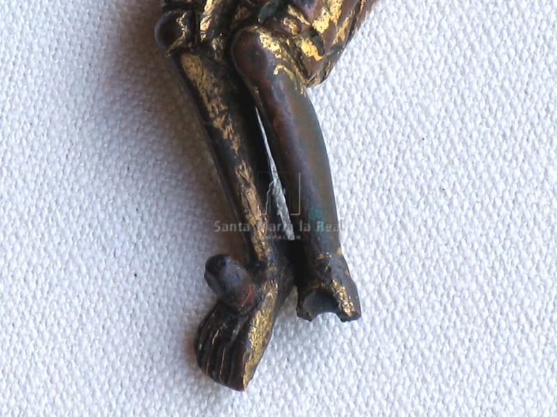 Cristo de bronce, detalle de los pies