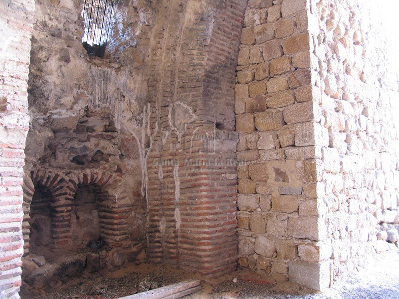 Detalle del arranque del arco triunfal