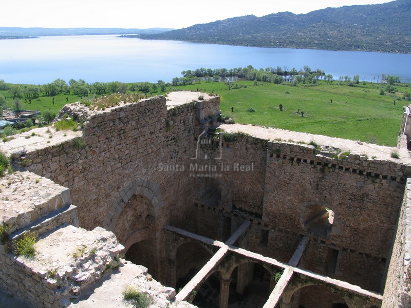 Patio del castillo, con el pantano de fondo