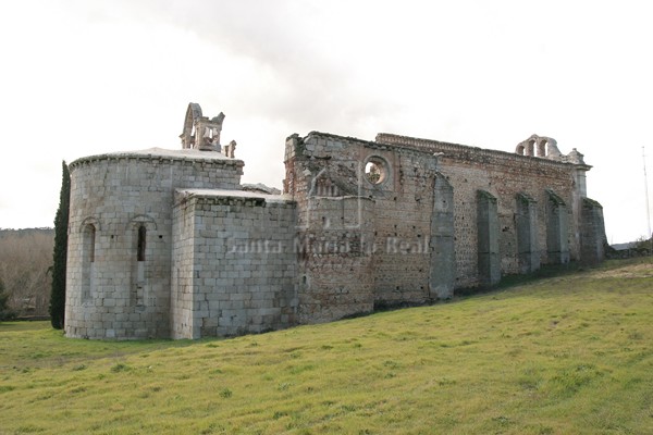 Vista del muro septentrional de la iglesia