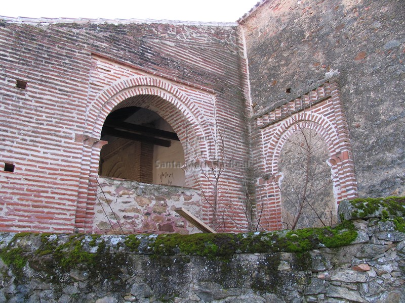 Detalle de los arcos del muro