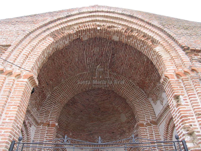 Vista de la bóveda del ábise y arco triunfal