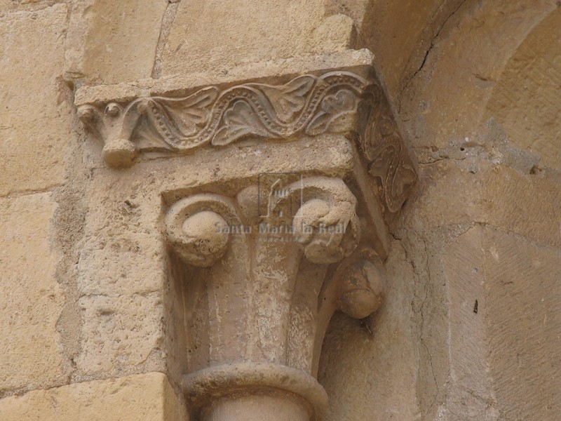 Capitel de vano del ábside