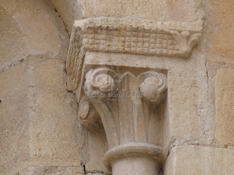 Capitel de vano del ábside