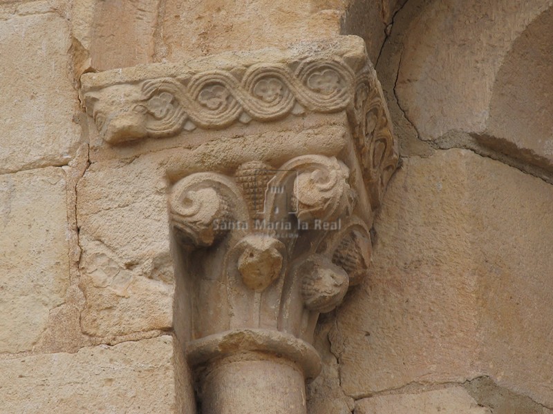 Capitel de columna de vano del ábside Capitel de columna de vano del ábside