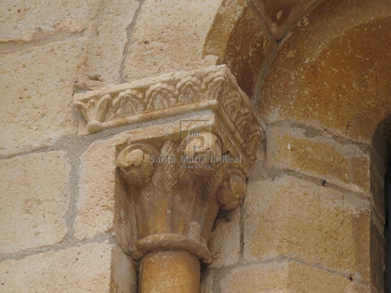 Capitel de columna de vano del ábside