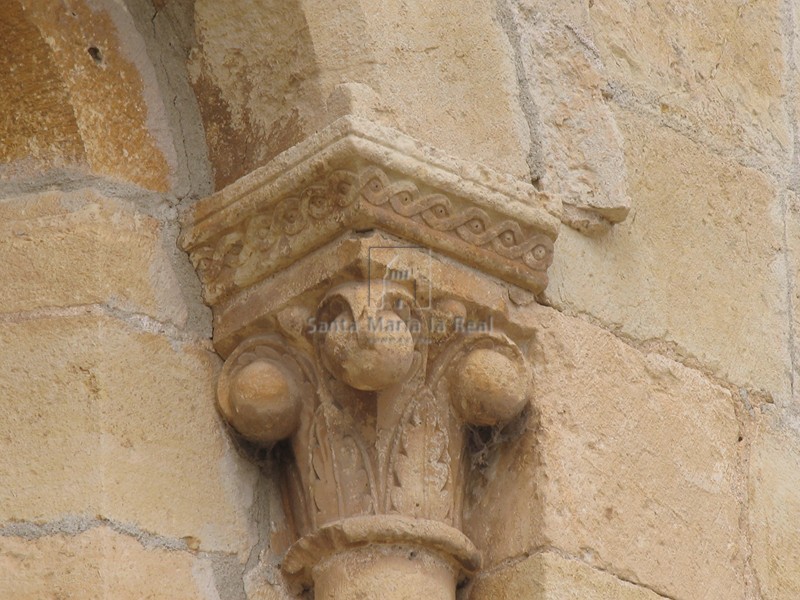 Capitel de columna de ventana del ábside